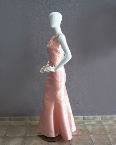 Vestido largo rosa empolvado corte sirena con encaje bordado en el cuerpo