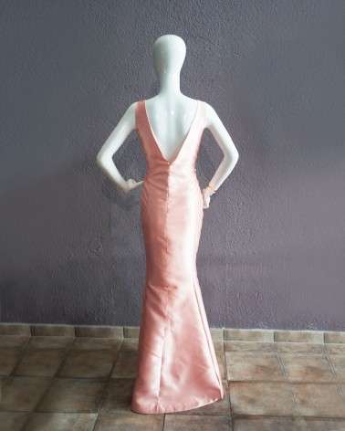 Vestido largo rosa empolvado corte sirena con encaje bordado en el cuerpo