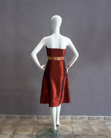 Vestido de cóctel palabra de honor en tafetán rojo cobrizo con cinturón decorativo