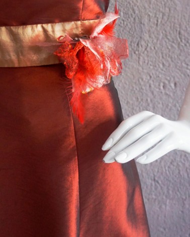 Vestido de cóctel palabra de honor en tafetán rojo cobrizo con cinturón decorativo