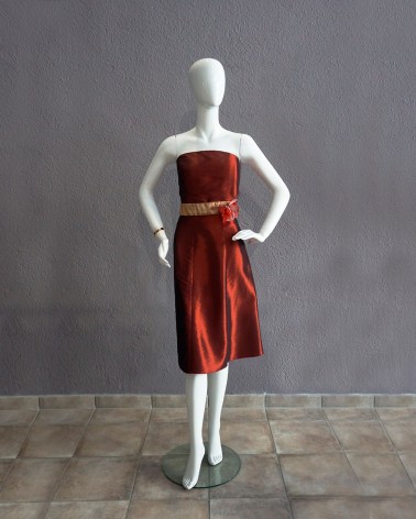 Vestido de cóctel palabra de honor en tafetán rojo cobrizo con cinturón decorativo