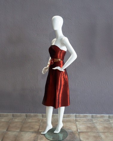 Vestido de cóctel palabra de honor en tafetán rojo cobrizo con cinturón decorativo