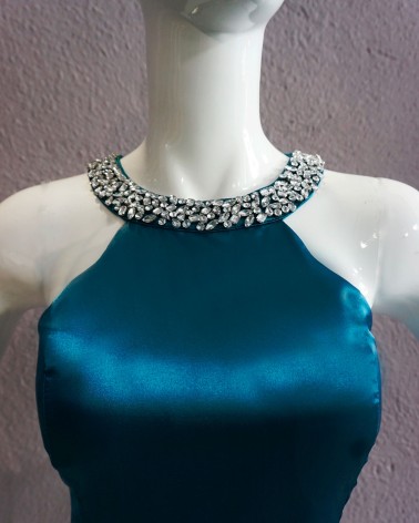 Vestido de Fiesta Corto Azul eléctrico de cuello halter  con pedrería