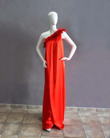 Vestido largo rojo asimétrico con plumas