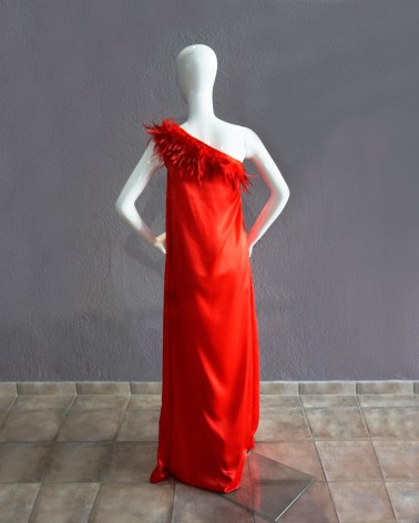 Vestido largo rojo asimétrico con plumas