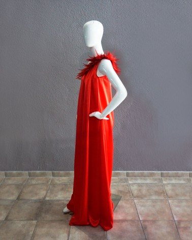 Vestido largo rojo asimétrico con plumas