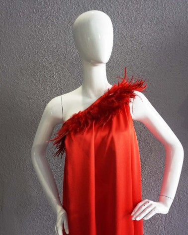 Vestido largo rojo asimétrico con plumas