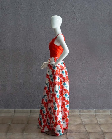Vestido largo floral con cuerpo rojo y falda estampada