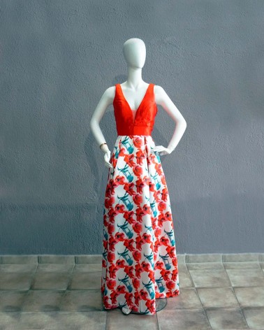 Vestido largo floral con cuerpo rojo y falda estampada
