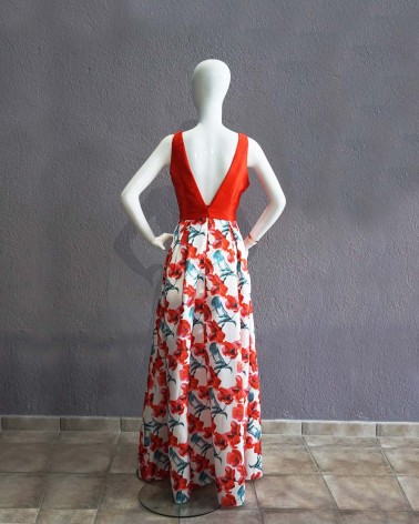 Vestido largo floral con cuerpo rojo y falda estampada