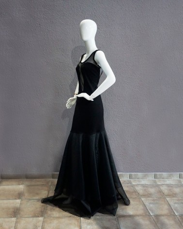 Vestido Largo Negro de Corte Sirena con Escote Ilusión y Tul