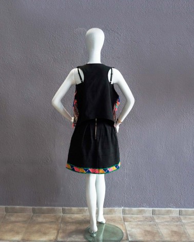 Top bordado con escote corazón y chaleco étnico multicolor