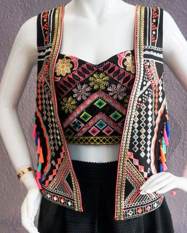 Top bordado con escote corazón y chaleco étnico multicolor
