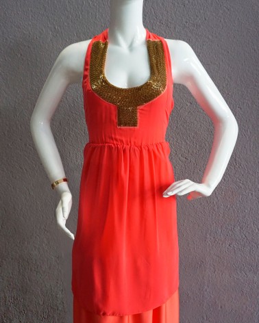 Vestido Largo Coral con Escote Joya y Espalda Vanguardista