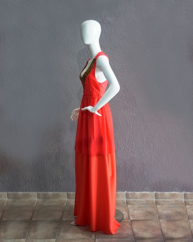 Vestido Largo Coral con Escote Joya y Espalda Vanguardista