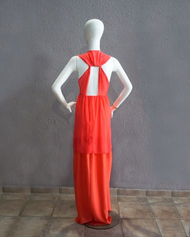 Vestido Largo Coral con Escote Joya y Espalda Vanguardista