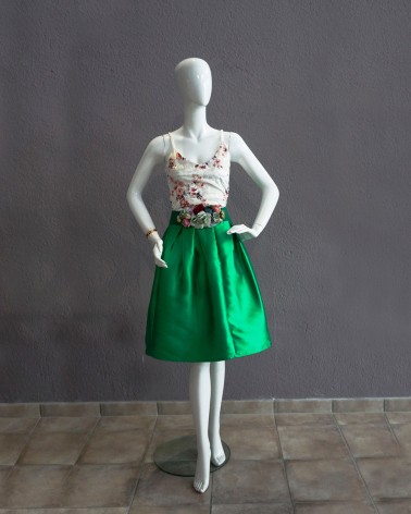 Falda verde satinada con volumen midi