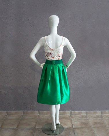 Falda verde satinada con volumen midi