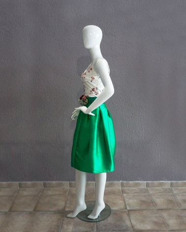 Falda verde satinada con volumen midi