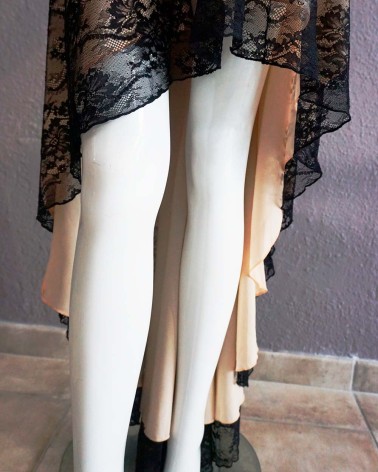 Vestido nude con encaje negro y bajo asimétrico