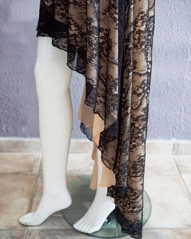 Vestido nude con encaje negro y bajo asimétrico