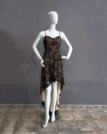 Vestido nude con encaje negro y bajo asimétrico