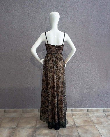 Vestido nude con encaje negro y bajo asimétrico