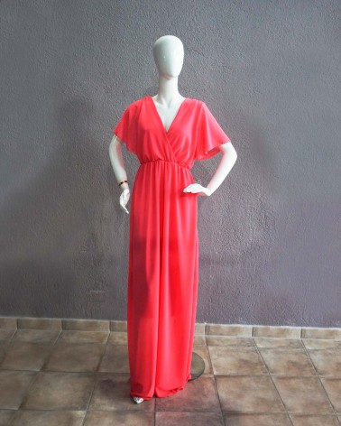 Vestido largo de gasa rosa escote en uve cruzado