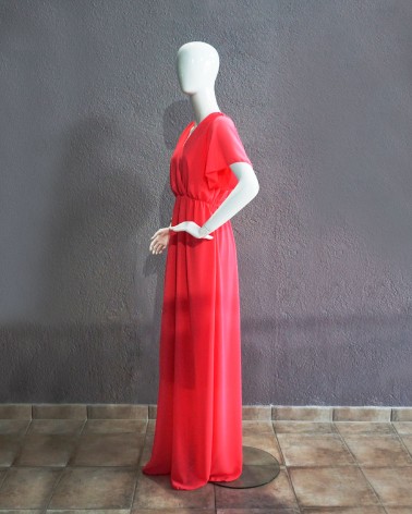 Vestido largo de gasa rosa escote en uve cruzado