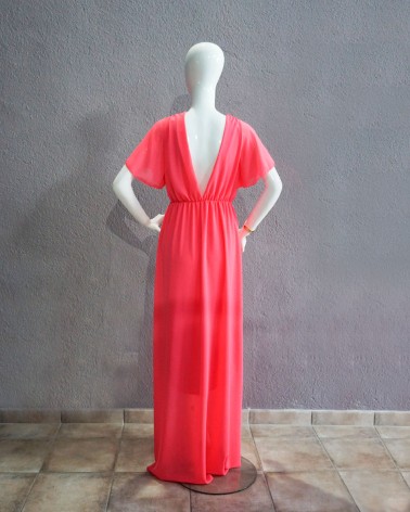 Vestido largo de gasa rosa escote en uve cruzado