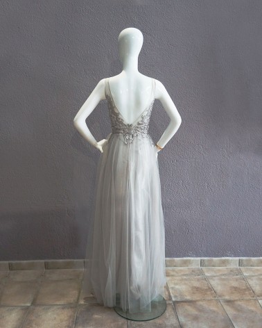 Vestido largo gris perla con cuerpo bordado y falda de tul