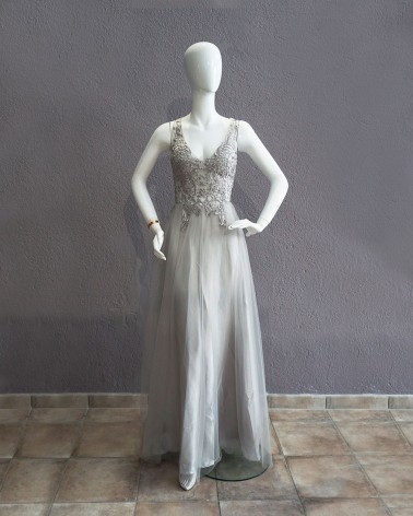 Vestido largo gris perla con cuerpo bordado y falda de tul