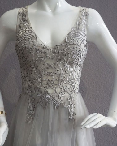 Vestido largo gris perla con cuerpo bordado y falda de tul