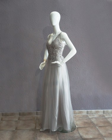 Vestido largo gris perla con cuerpo bordado y falda de tul