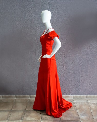 Vestido largo rojo con hombros descubiertos y escote corazón