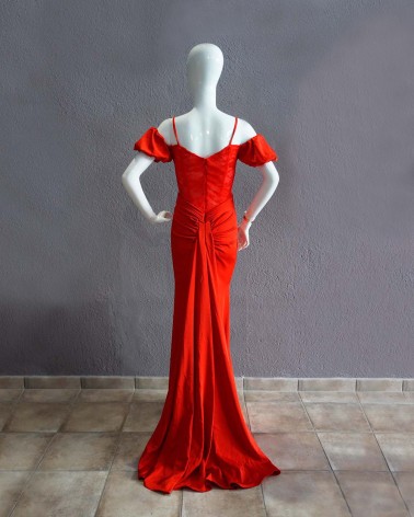 Vestido largo rojo con hombros descubiertos y escote corazón
