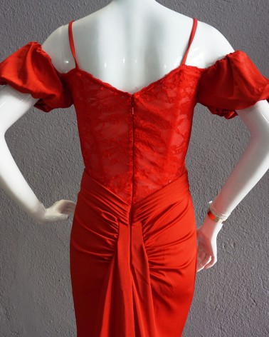 Vestido largo rojo con hombros descubiertos y escote corazón