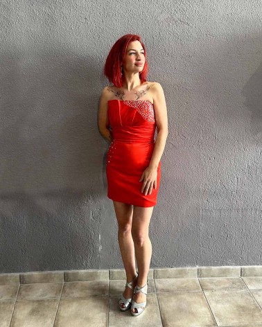 Vestido corto rojo con pedrería y escote palabra de honor