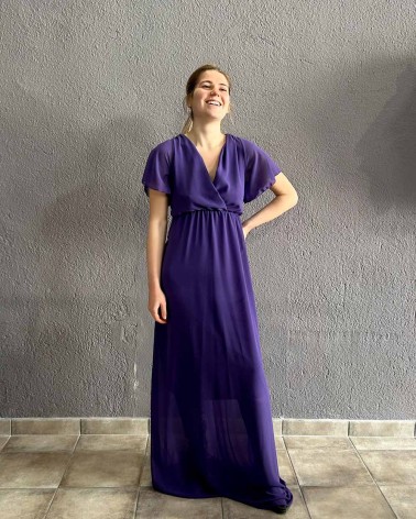 Vestido largo de gasa morado escote en uve cruzado
