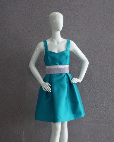 Vestido Corto Azul con Tirantes y Fajín Rosa