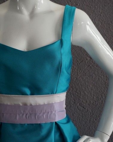 Vestido Corto Azul con Tirantes y Fajín Rosa