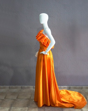 Falda larga naranja con cola