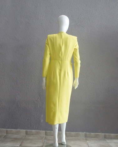 Vestido midi amarillo con detalle floral