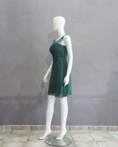 Vestido corto de invitada verde oliva con pedrerías