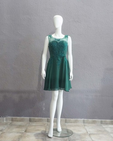 Vestido corto de invitada verde oliva con pedrerías