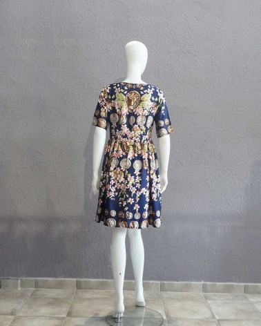 Vestido estampado floral y monedas corto en fondo azul marino