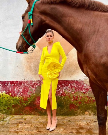 Vestido midi amarillo con detalle floral