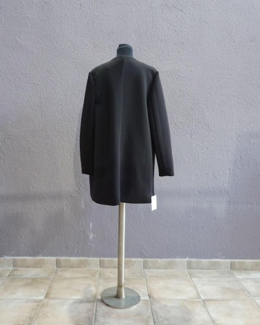 Abrigo negro estructurado con cremalleras decorativas