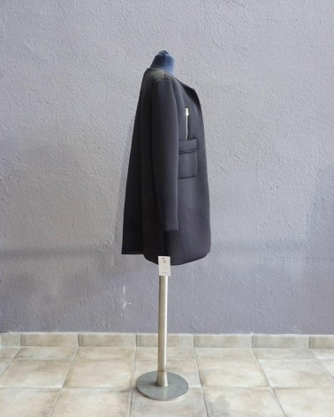 Abrigo negro estructurado con cremalleras decorativas