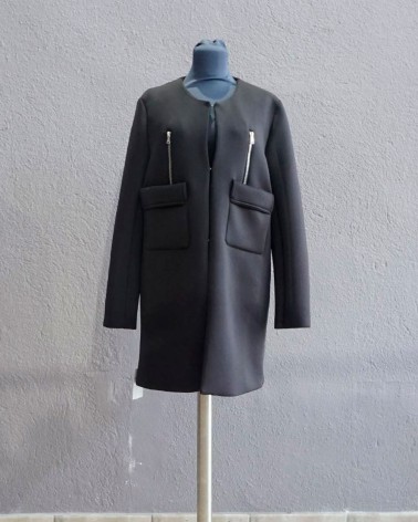 Abrigo negro estructurado con cremalleras decorativas